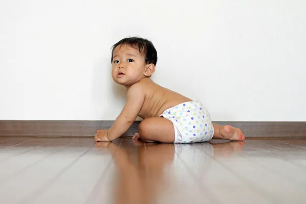 Japonés bebé niño sentado en el suelo (0 año de edad ) — Foto de Stock