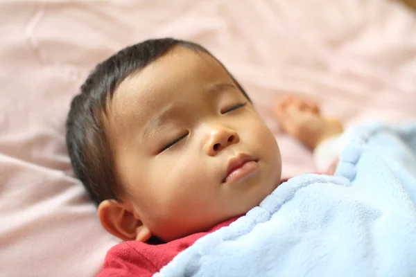 Spanie (1 rok stary japoński chłopiec) — Zdjęcie stockowe