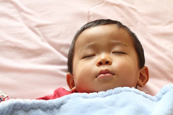 Sovande japanska boy (1 år gammal) — Stockfoto