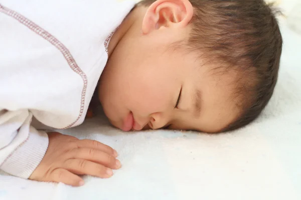 Спящий японский мальчик (1 год) ) — стоковое фото