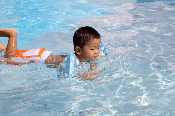 (1 歳のプールで泳いでいる日本少年) — ストック写真