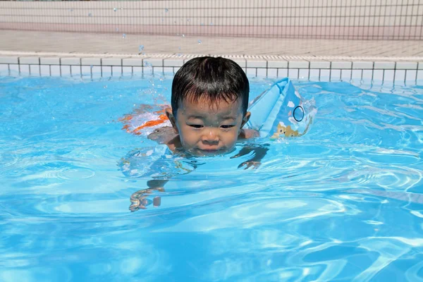 Úszás a medencében (1 éves japán fiú) — Stock Fotó