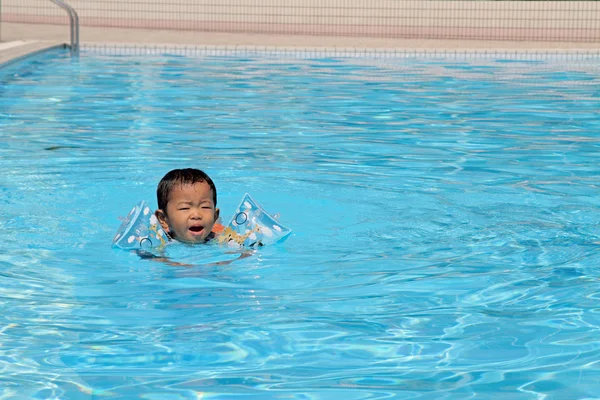 在游泳池里 （1 岁的日本男孩) — 图库照片
