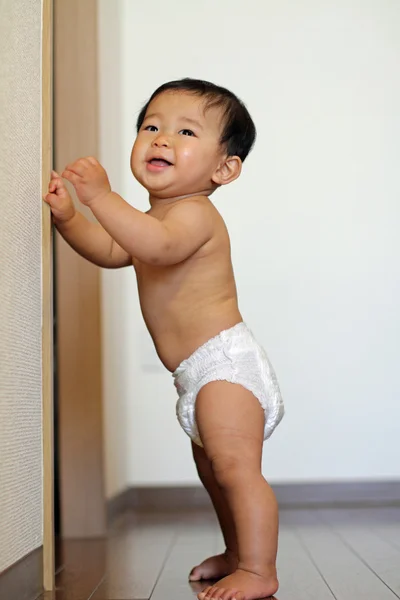 スタンド (0 歳に引き上げて日本男の子) — ストック写真