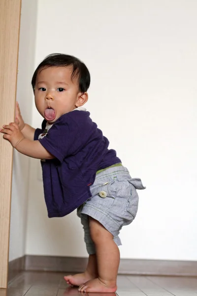 Japonês bebê menino puxando para cima para ficar (0 ano de idade ) — Fotografia de Stock