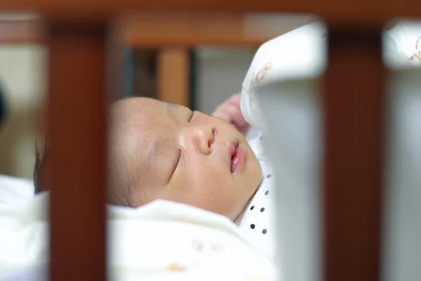 Japoński (0-letni chłopiec nowo narodzonych dzieci do spania) — Zdjęcie stockowe