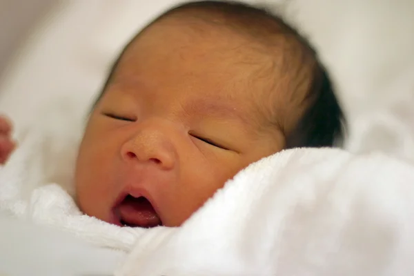 Спящий японский новорожденный мальчик (0 лет) ) — стоковое фото