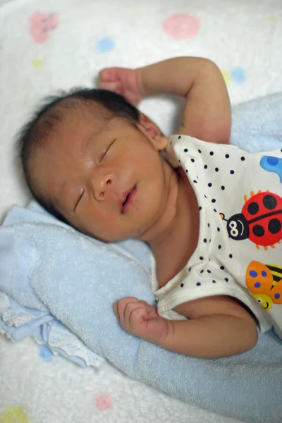 Durmiendo japonés recién nacido bebé niño (0 año de edad ) — Foto de Stock