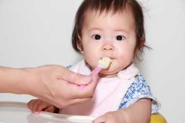 Küçük Japon kız bebek maması (0 yaşındaki yeme)