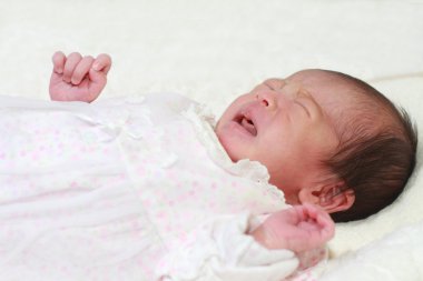 (0 yaşındaki Japon yeni doğan bebek kız ağlıyor)