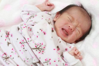 (0 yaşındaki Japon yeni doğan bebek kız ağlıyor)