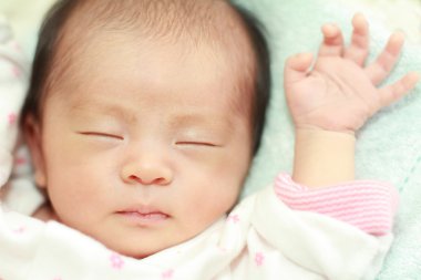 Japon yeni doğan bebek kız (0 yaşındaki uyku)