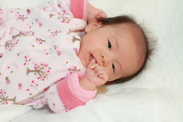 Japonesa bebé chica chupando su dedo (0 año de edad ) — Foto de Stock