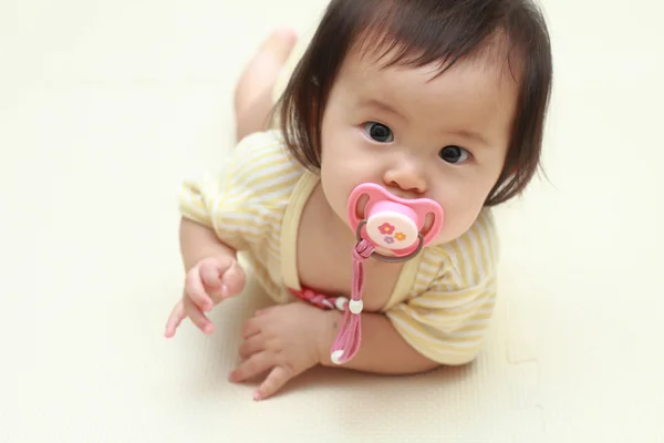 Japanese baby girl sucking on a pacifier (0 year old) — Stock Photo, Image