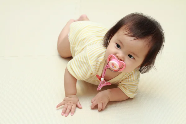Japonská holčička cucat dudlík (0 let staré) — Stock fotografie