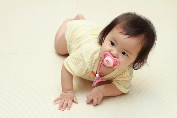 Japonês bebê menina chupando uma chupeta (0 ano de idade ) — Fotografia de Stock