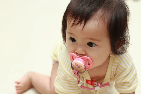 Japonesa bebé chica chupando en un chupete (0 año viejo ) — Foto de Stock