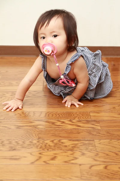 Japonesa bebé chica chupando en un chupete (0 año viejo ) — Foto de Stock