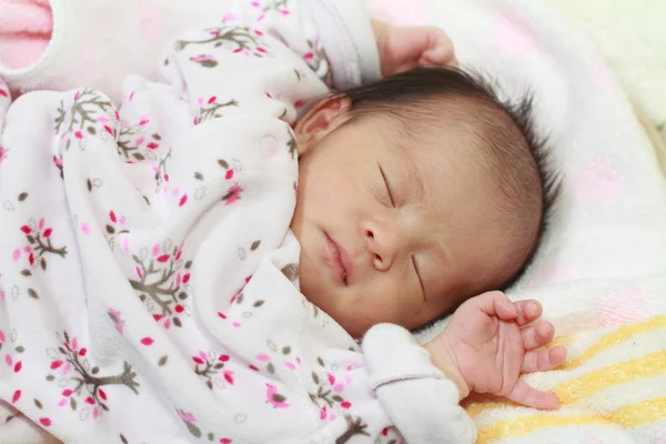Durmiendo japonesa recién nacido niña (0 año de edad ) — Foto de Stock