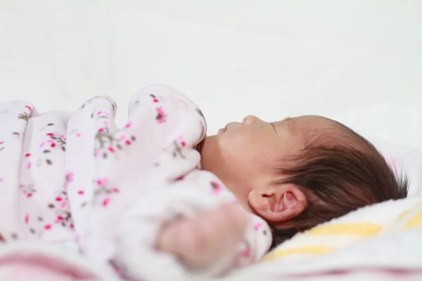 Schlafende japanische Neugeborene (0 Jahre alt)) — Stockfoto