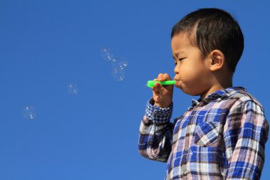 Japon çocuk (3 yaşında kabarcık ile oynamak)