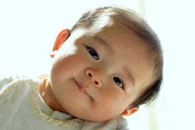 Gülümseyen erkek Japon bebek (0 yaşında)