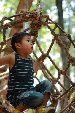 Japon çocuk (3 yaşında atletik sahasında oynuyor)