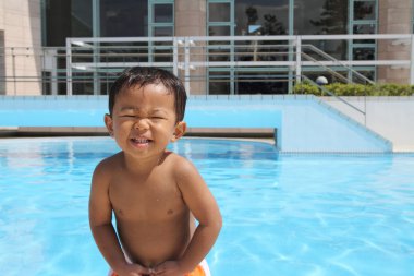 Japon çocuk (1 yaşında havuz kenarında duran)