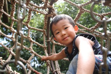 Japon çocuk (3 yaşında atletik sahasında oynuyor)