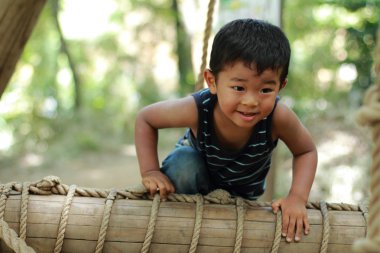 Japon çocuk (3 yaşında atletik sahasında oynuyor)