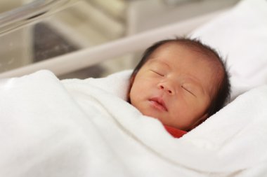 Japon yeni doğan bebek kız (0 yaşındaki uyku)
