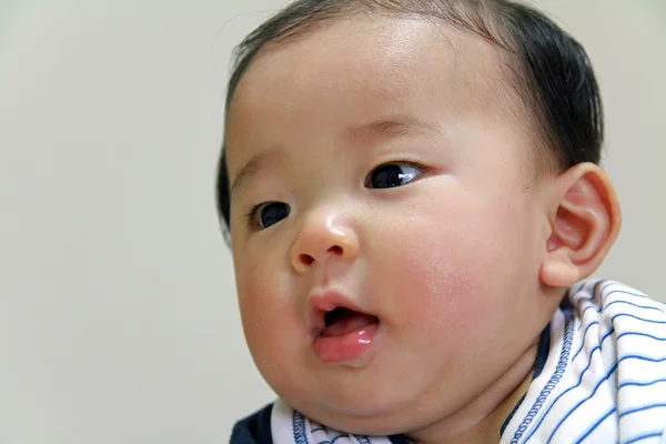 Sorrindo menino japonês (0 ano de idade ) — Fotografia de Stock