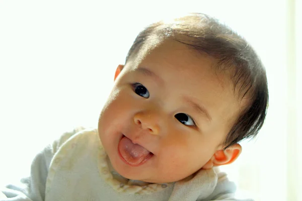 Usmívající se japonské chlapeček (0 let staré) — Stock fotografie
