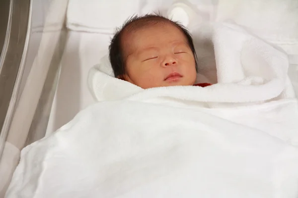 Dormir Japonês recém-nascido menina (0 ano de idade ) — Fotografia de Stock