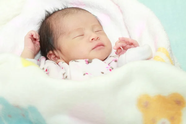 Dormire Giapponese neonato ragazza (0 anno di età ) — Foto Stock