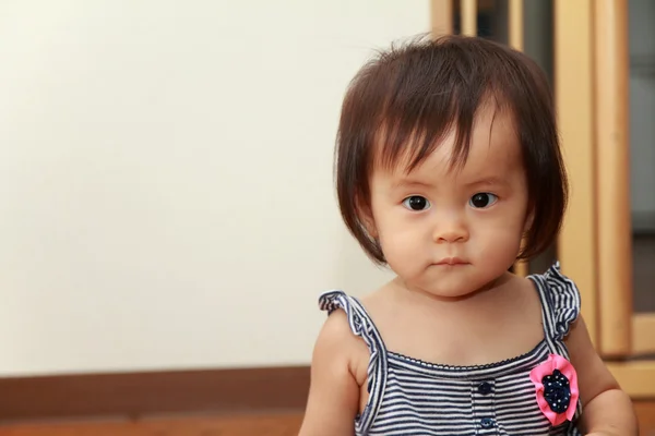 Lachende meisje van de Japanse baby (0 jaar oud) — Stockfoto