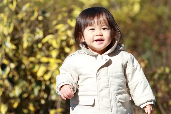 Japanisches Mädchen spaziert im Park (1 Jahr alt)) — Stockfoto