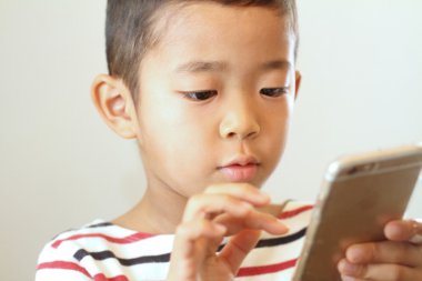 Japon çocuk akıllı telefon (6 yaşında kullanarak)