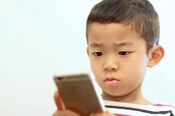 Giapponese ragazzo utilizzando un smart phone (6 anni ) — Foto Stock