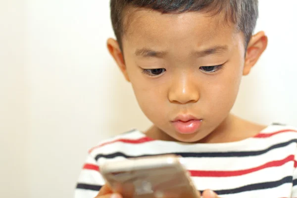 Japoński chłopiec przy użyciu inteligentnych telefonów (6 lat) — Zdjęcie stockowe