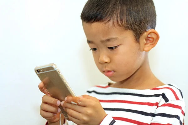 日本男児 (6 歳のスマート フォンを使用して) — ストック写真