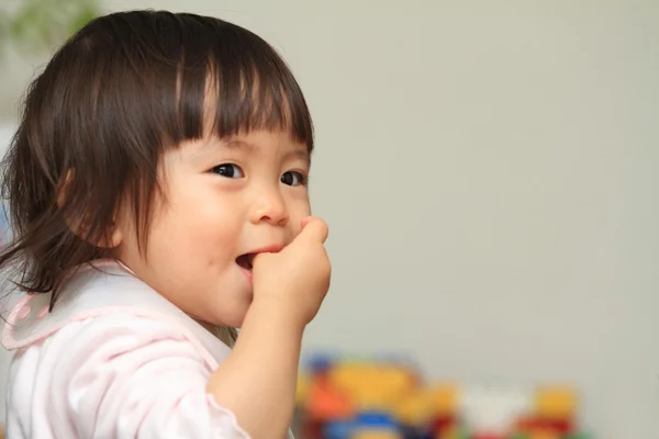 日本の赤ちゃんの女の子の飲料水 (1 歳) — ストック写真