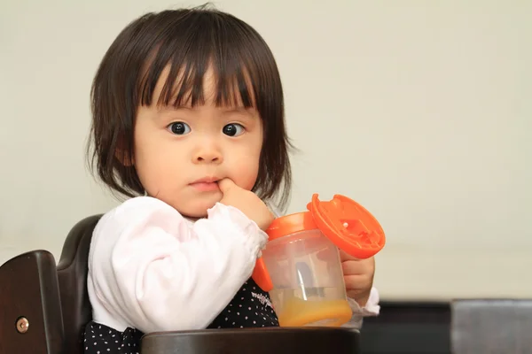 日本の赤ちゃんの女の子の飲料水 (1 歳) — ストック写真