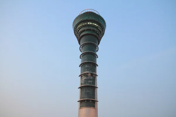 Torre de control del aeropuerto en el aeropuerto internacional de Guangzhou Baiyun — Foto de Stock