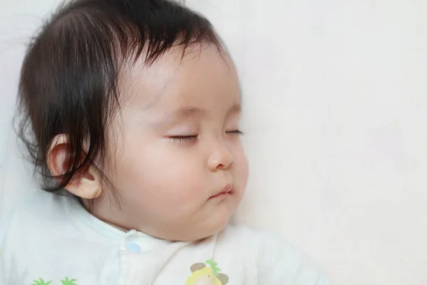 Sovande japansk liten flicka (0 år gammal) — Stockfoto