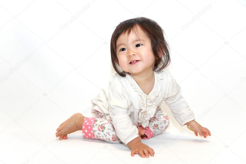 Japanese baby girl sitting on the floor (1 year old)
