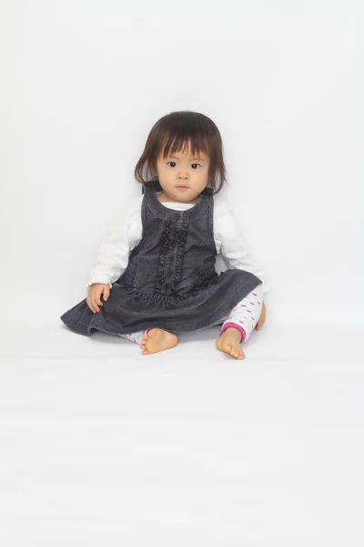 Japonská holčička sedí na podlaze (1 rok starý) — Stock fotografie