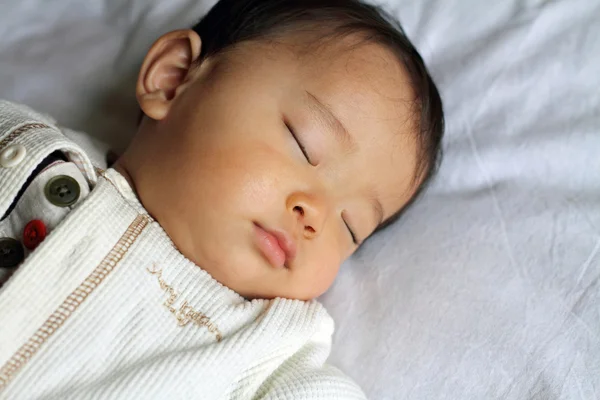 Dormindo Japonês menino (0 ano de idade ) — Fotografia de Stock