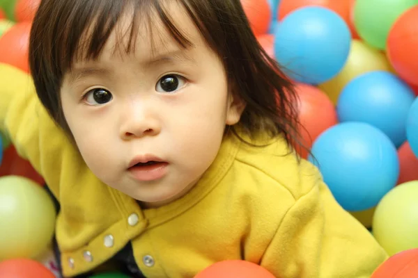 Top havuzunda (1 yaşında oynayan Japon bebek kız) — Stok fotoğraf