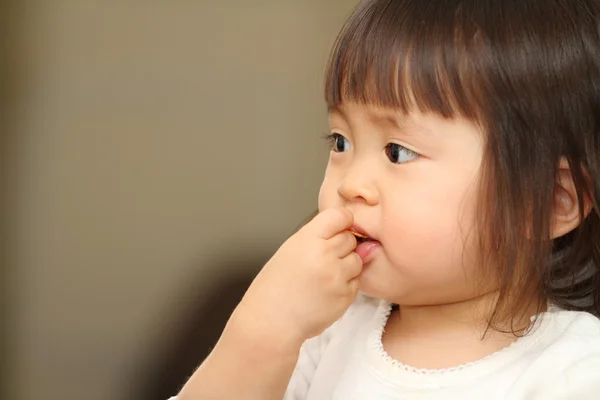 Japon küçük tahıl (1 yaşında yeme kız) — Stok fotoğraf
